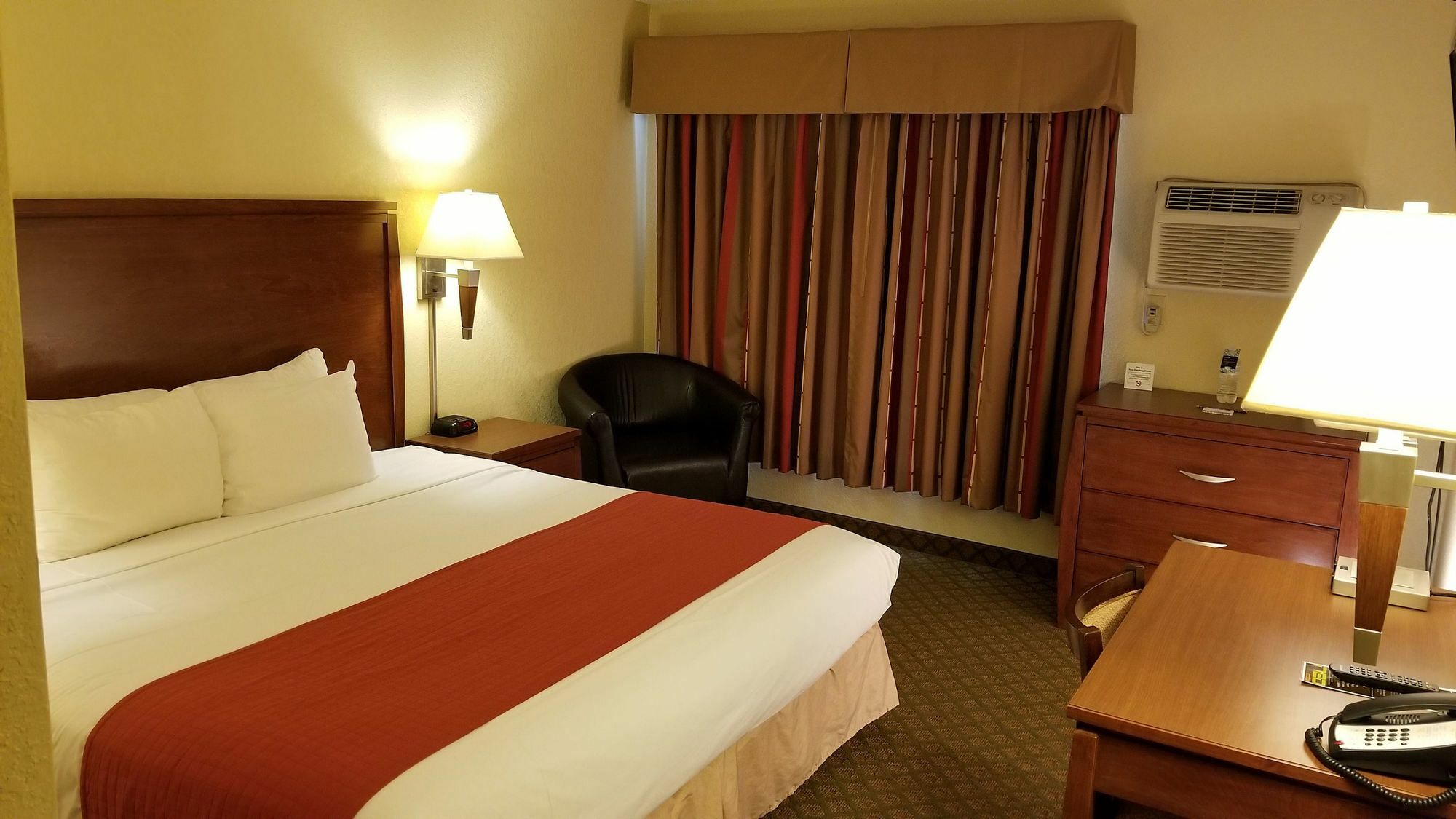 Red River Inn & Suites Фарго Экстерьер фото
