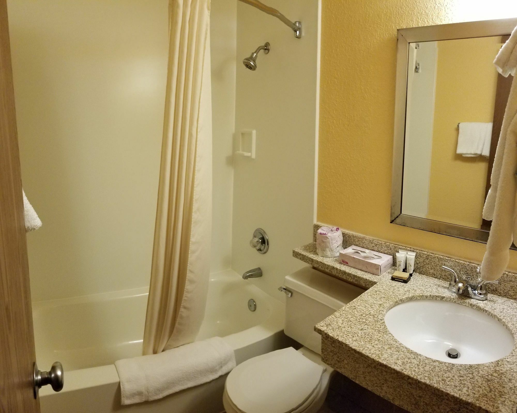 Red River Inn & Suites Фарго Экстерьер фото